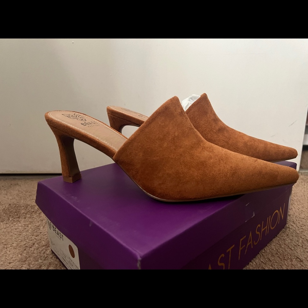 BEAUTIFUL heels! Unfortunately they did not fit.